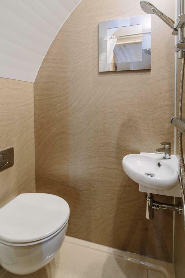 Lupin Glamping Pod Hotel Cheltenham Buitenkant foto